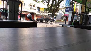 https://horego-prod-outlets-photos.s3.ap-southeast-3.amazonaws.com/horego.com/junrejo/restaurant/bakso-raya-doa-dua-ibu/review/thumbnail/af1qipmgn9-v90rsamuhtf5ghduogdjqmtpm_3n12lif.jpg