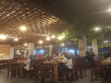 https://horego-prod-outlets-photos.s3.ap-southeast-3.amazonaws.com/horego.com/junrejo/restaurant/brawijaya-garden-resto-batu/review/thumbnail/af1qipn5bsldf5o9tcmdtpeixmb1mwi0pe6oqax5li8c.jpg