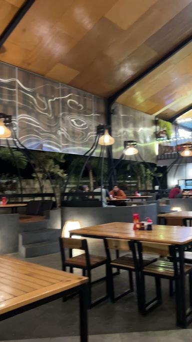 https://horego-prod-outlets-photos.s3.ap-southeast-3.amazonaws.com/horego.com/junrejo/restaurant/warung-wareg-ngandat/review/thumbnail/af1qippdkzrt0ipc3ga8g9rzta9l8bzyhuqfdrlsx-qz.jpg