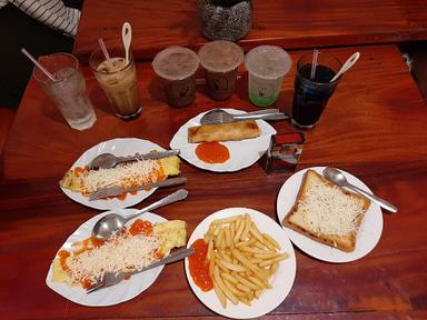 https://horego-prod-outlets-photos.s3.ap-southeast-3.amazonaws.com/horego.com/kaliwedi/cafe/cafe-resto-bin-rosyad-br-/review/thumbnail/af1qipochdtmp0wyo73m4pumeyh4tkrw_dikwaq7jjqu.jpg