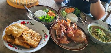 https://horego-prod-outlets-photos.s3.ap-southeast-3.amazonaws.com/horego.com/karangdowo/restaurant/soto-ayam-kampung-wiro-widi/review/thumbnail/af1qippkix2vgerao4p2twvzd3o5y1ys78ghx1exm3j8.jpg