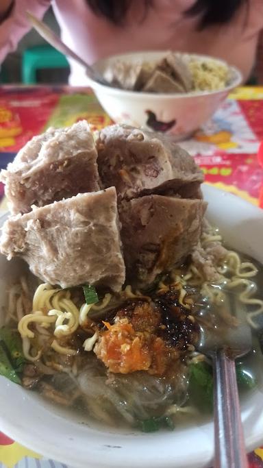 https://horego-prod-outlets-photos.s3.ap-southeast-3.amazonaws.com/horego.com/katapang/restaurant/bakso-solo-condong-raos/review/thumbnail/af1qippzxqb37vbidgpwhstp6gxqyxrltsxvqv-1jwsz.jpg