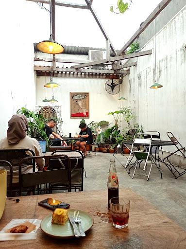 https://horego-prod-outlets-photos.s3.ap-southeast-3.amazonaws.com/horego.com/kebayoran-baru/coffee-shop/warung-fotkop/review/thumbnail/af1qipovxkqnyx91mceezo7dz1qjzvthvv1gru-9vn1n.jpg