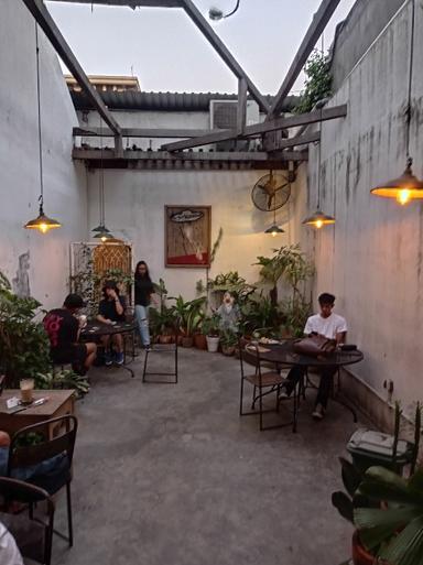 https://horego-prod-outlets-photos.s3.ap-southeast-3.amazonaws.com/horego.com/kebayoran-baru/coffee-shop/warung-fotkop/review/thumbnail/horego-76712404.jpg