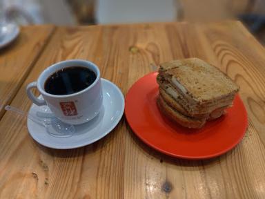 https://horego-prod-outlets-photos.s3.ap-southeast-3.amazonaws.com/horego.com/kebayoran-lama/coffee-shop/ya-kun-kaya-toast-gandaria-city/review/thumbnail/af1qipp8lshi9mr6nt1gbsad2kwr5xayo36ixe5lju9c.jpg