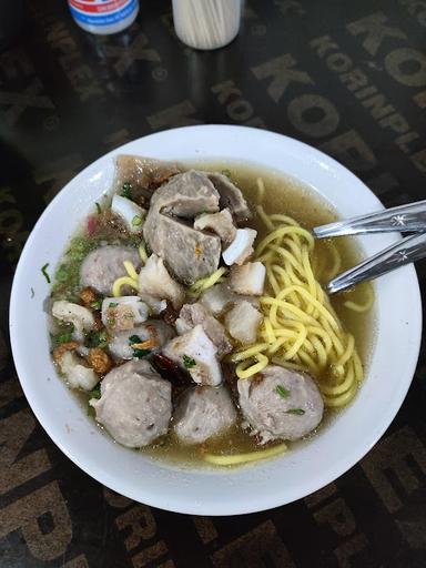 https://horego-prod-outlets-photos.s3.ap-southeast-3.amazonaws.com/horego.com/kebayoran-lama/restaurant/bakso-pak-de-joe/review/thumbnail/af1qippvabh7cfxw1x584tqq12e_rotdebqqy35bhln2.jpg