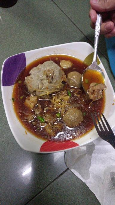 https://horego-prod-outlets-photos.s3.ap-southeast-3.amazonaws.com/horego.com/kebayoran-lama/restaurant/pondok-bakso-urat-gl-pak-yatno/food/thumbnail/AF1QipMJGk65KL9SEApIvf6lw4626c2CIGKXETlUEyW1.jpg