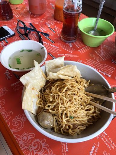 https://horego-prod-outlets-photos.s3.ap-southeast-3.amazonaws.com/horego.com/kebayoran-lama/restaurant/yamin-meatball-noodle-mang-memet-/review/thumbnail/af1qipol_faiihenxm0-m1hlxkp5fc1u3qysy5wufm2e.jpg