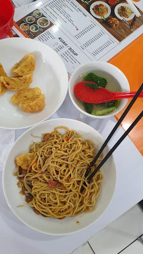 https://horego-prod-outlets-photos.s3.ap-southeast-3.amazonaws.com/horego.com/kebon-jeruk/chinese-restaurant/bakmie-aloi-puri-kembangan/review/thumbnail/af1qipp5rkvhugdi8kkn_btrufpjweiqe8eqeo3lolye.jpg