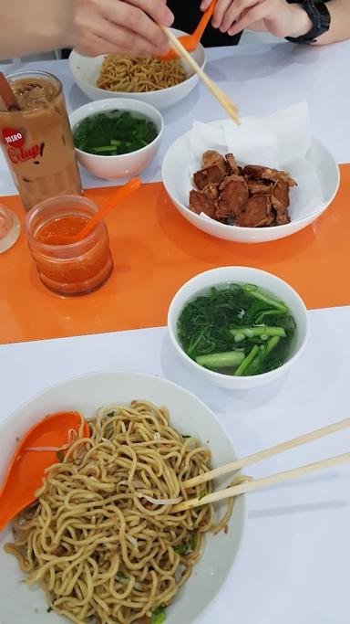 https://horego-prod-outlets-photos.s3.ap-southeast-3.amazonaws.com/horego.com/kebon-jeruk/chinese-restaurant/bakmie-aloi-puri-kembangan/review/thumbnail/af1qippg-nd1y_alasvjs-nmdfwi5fxfda7yk8son7yy.jpg