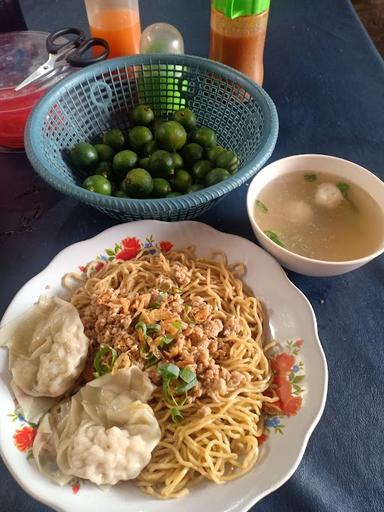 https://horego-prod-outlets-photos.s3.ap-southeast-3.amazonaws.com/horego.com/kebon-jeruk/restaurant/bakmi-bangka-hokim/review/thumbnail/af1qipmxytj52mlc8ybqccmfrts9p-rq5zdw-kdq_a8d.jpg