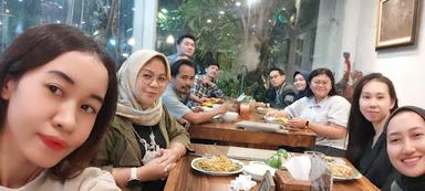 https://horego-prod-outlets-photos.s3.ap-southeast-3.amazonaws.com/horego.com/kebon-jeruk/restaurant/restoran-warung-kelapa-waroeng-kelapa-/review/thumbnail/af1qipnsvyigkritnpgtijraby_gctxnfnsrqkru1cof.jpg