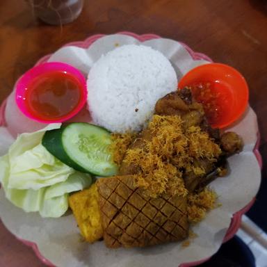 https://horego-prod-outlets-photos.s3.ap-southeast-3.amazonaws.com/horego.com/kediri/restaurant/bebek-goreng-ayam-chandra-/review/thumbnail/af1qipo8qpe9du-cder13isnnt8ft1juwj8wndqk7o3c.jpg