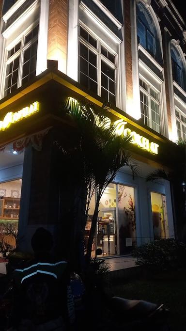 https://horego-prod-outlets-photos.s3.ap-southeast-3.amazonaws.com/horego.com/kelapa-dua/bakery/dapur-cokelat-gading-serpong/review/thumbnail/af1qipnvywvsfidpprsu2cujylosplwq8kln11t8ulee.jpg