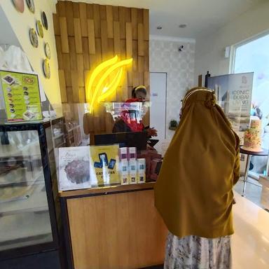 https://horego-prod-outlets-photos.s3.ap-southeast-3.amazonaws.com/horego.com/kelapa-dua/bakery/dapur-cokelat-gading-serpong/review/thumbnail/af1qippi7jnzxrym-aks9lbvx4hi8-uspxh2kx5c_uyg.jpg