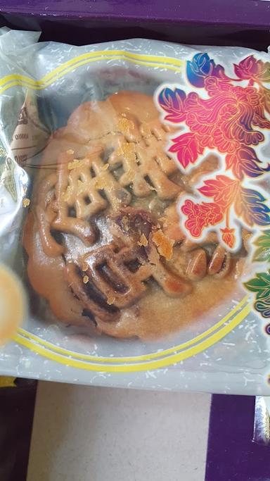 https://horego-prod-outlets-photos.s3.ap-southeast-3.amazonaws.com/horego.com/kelapa-dua/bakery/hampers-parcel-kue-bulan-delima-mooncake/food/thumbnail/AF1QipPHbIjfQ8eJA_40JrwKdcQHBXXlYf0uUvvKzm9n.jpg