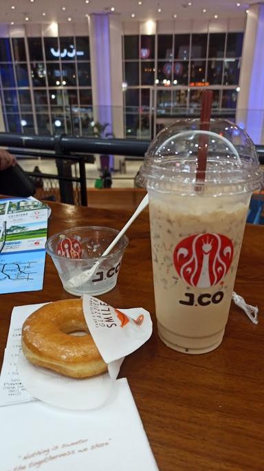 https://horego-prod-outlets-photos.s3.ap-southeast-3.amazonaws.com/horego.com/kelapa-dua/cafe/j-co-donuts-coffee-supermal-karawaci/review/thumbnail/af1qipnjwqjj_mszgxova3vqxjm0gte3xasmcv1d58n2.jpg