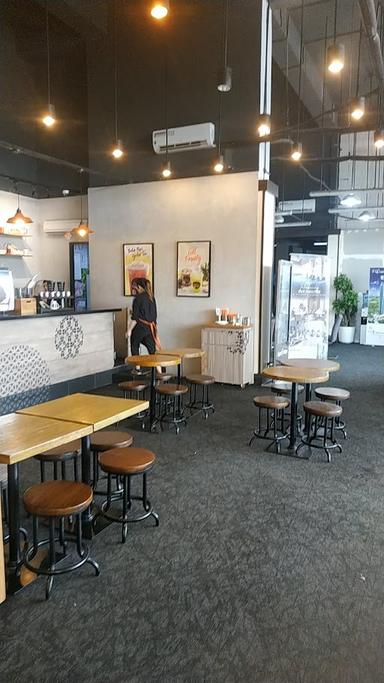 https://horego-prod-outlets-photos.s3.ap-southeast-3.amazonaws.com/horego.com/kelapa-dua/cafe/maxx-coffee/review/thumbnail/af1qipmw5hxj96rwfxn-cykbux4fvyolww0shm4eu7lj.jpg