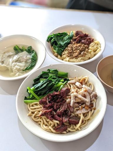 https://horego-prod-outlets-photos.s3.ap-southeast-3.amazonaws.com/horego.com/kelapa-dua/chinese-restaurant/mie-benteng-gading-serpong/review/thumbnail/af1qipob5-klspgb1lmdali8b0hviusj5s2c2zkrp7sh.jpg