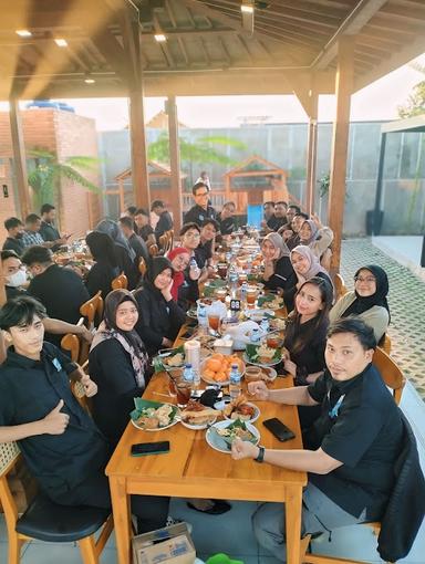 https://horego-prod-outlets-photos.s3.ap-southeast-3.amazonaws.com/horego.com/kelapa-dua/restaurant/ayam-panggang-mbah-mo-tangerang/review/thumbnail/AF1QipO0HwKfI6vTPTgsBlOJNCNx0he5zvkFjmUcYutb.jpg