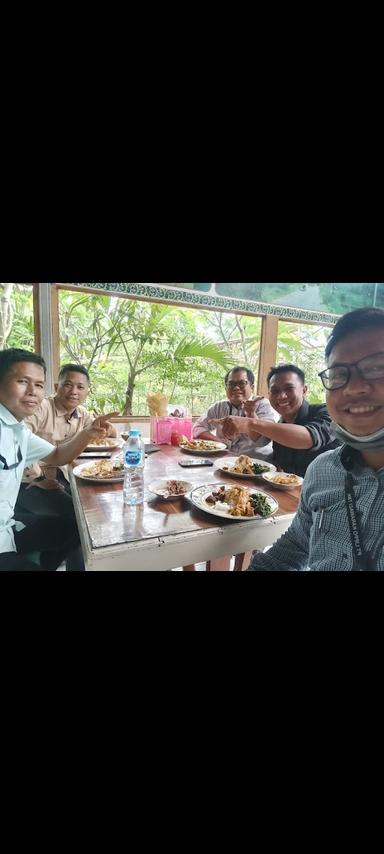 https://horego-prod-outlets-photos.s3.ap-southeast-3.amazonaws.com/horego.com/kelapa-dua/restaurant/warung-makan-kawan-lamo/review/thumbnail/AF1QipOXKuDQYM-hJO5yA1cMFp7dc5lwor2l9_rudrNM.jpg