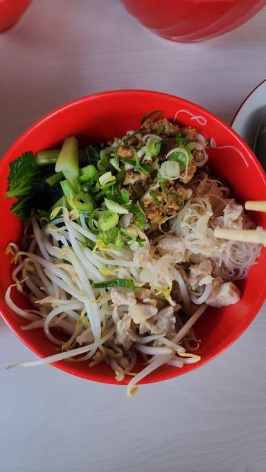 https://horego-prod-outlets-photos.s3.ap-southeast-3.amazonaws.com/horego.com/kembangan/chinese-restaurant/bakmie-ling-ling/review/thumbnail/af1qipnjefoecbktp9shmmsxw_uibdu4_2ijhhqr76ma.jpg