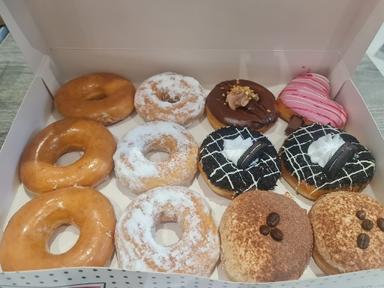 https://horego-prod-outlets-photos.s3.ap-southeast-3.amazonaws.com/horego.com/kembangan/coffee-shop/krispy-kreme/review/thumbnail/af1qipmapztf_6pe-gs0pp3suojmnsgddlrrhqyhiydc.jpg