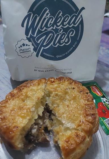 https://horego-prod-outlets-photos.s3.ap-southeast-3.amazonaws.com/horego.com/kembangan/restaurant/wicked-pies-pesanggrahan/review/thumbnail/af1qipohywmh0yxnrshuxvbajudt7vrpwngctq85tqpv.jpg