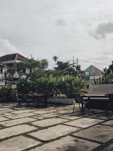 https://horego-prod-outlets-photos.s3.ap-southeast-3.amazonaws.com/horego.com/kemuning/cafe/sembilan-jendela-coffee/review/thumbnail/af1qipmveyilrojldlt2ja0epdb9lugkw3x1kcyoylyc.jpg