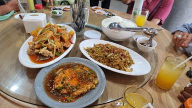 https://horego-prod-outlets-photos.s3.ap-southeast-3.amazonaws.com/horego.com/kemuning/restaurant/sari-laut-musi-polda/review/thumbnail/af1qipm1jgm2tcioabuppi9c8akbdv64nkz0mvn6yb3r.jpg