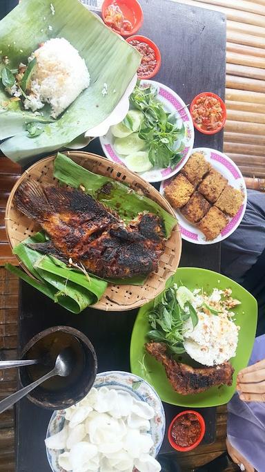 https://horego-prod-outlets-photos.s3.ap-southeast-3.amazonaws.com/horego.com/kepanjen/restaurant/coto-makassar-dan-ikan-bakar-mbah-panji/review/thumbnail/af1qipmhilmo8xkwsdatlnwzddtxe1bynzrn7pj5n2st.jpg