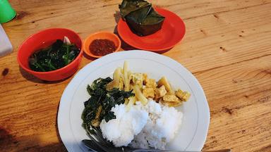 https://horego-prod-outlets-photos.s3.ap-southeast-3.amazonaws.com/horego.com/kepanjen/restaurant/warung-lumayan/review/thumbnail/af1qippv-gvquckt3fnhtt65bxxis1b9s09o7jwo0b0g.jpg