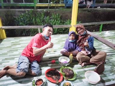 https://horego-prod-outlets-photos.s3.ap-southeast-3.amazonaws.com/horego.com/kepanjen/restaurant/wisata-pemancingan-dan-warung-makan-keluarga/review/thumbnail/af1qipnn0rhy8w2_xx6mh7tworvbqkdyqnojfzwynvla.jpg