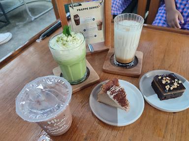 https://horego-prod-outlets-photos.s3.ap-southeast-3.amazonaws.com/horego.com/kesambi/coffee-shop/ruang-tengah-coffee-and-cheesecake/review/thumbnail/af1qipo9cw3smed66i43z9fglmptaefkc9pubjq1-bej.jpg