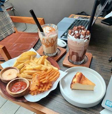 https://horego-prod-outlets-photos.s3.ap-southeast-3.amazonaws.com/horego.com/kesambi/coffee-shop/ruang-tengah-coffee-and-cheesecake/review/thumbnail/af1qipoidfxugqicat50zieerg46qhephek3iqqbr7go.jpg