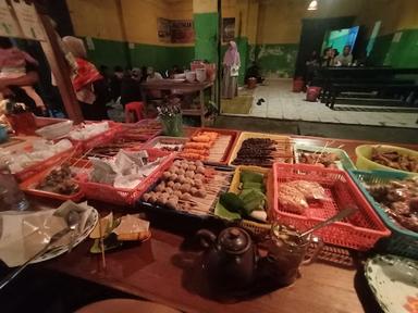 https://horego-prod-outlets-photos.s3.ap-southeast-3.amazonaws.com/horego.com/klaten-selatan/coffee-shop/angkringan-batas-kota-klaten-abk-/review/thumbnail/af1qipmx8nxsdzqdodvzcbumprelglzgv1lf-2bhjnjk.jpg