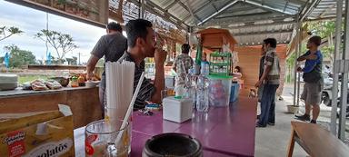 https://horego-prod-outlets-photos.s3.ap-southeast-3.amazonaws.com/horego.com/klaten-selatan/restaurant/angkringan-mas-jack/review/thumbnail/af1qipn91plgde9cemt4bvnknudlb-nz4jfzfpg8li7w.jpg