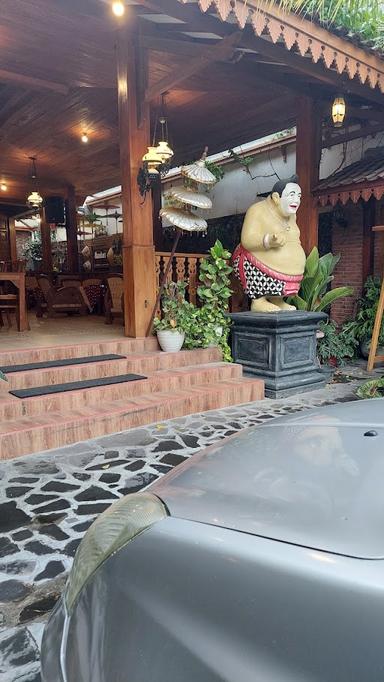 https://horego-prod-outlets-photos.s3.ap-southeast-3.amazonaws.com/horego.com/klaten-selatan/restaurant/handari-ayam-bakar-khas-klaten/review/thumbnail/af1qipm3vxg2m9usyqgxwidqhqonlvtc9u07pnzelcwr.jpg