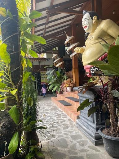 https://horego-prod-outlets-photos.s3.ap-southeast-3.amazonaws.com/horego.com/klaten-selatan/restaurant/handari-ayam-bakar-khas-klaten/review/thumbnail/af1qipo4yybnh9dze9vkzxzwhwejs76tklmor-tobmcn.jpg