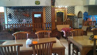 https://horego-prod-outlets-photos.s3.ap-southeast-3.amazonaws.com/horego.com/klaten-selatan/restaurant/handari-ayam-bakar-khas-klaten/review/thumbnail/af1qipob2b_xwsuqo4cvofekeva1cfnvqxj6adwpmiew.jpg