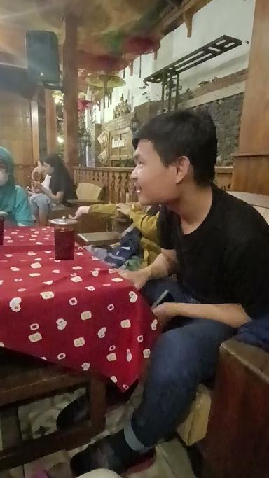 https://horego-prod-outlets-photos.s3.ap-southeast-3.amazonaws.com/horego.com/klaten-selatan/restaurant/handari-ayam-bakar-khas-klaten/review/thumbnail/af1qipphggdhaiuqd6ocsxizbvij4ewppfg3oelyfbc4.jpg