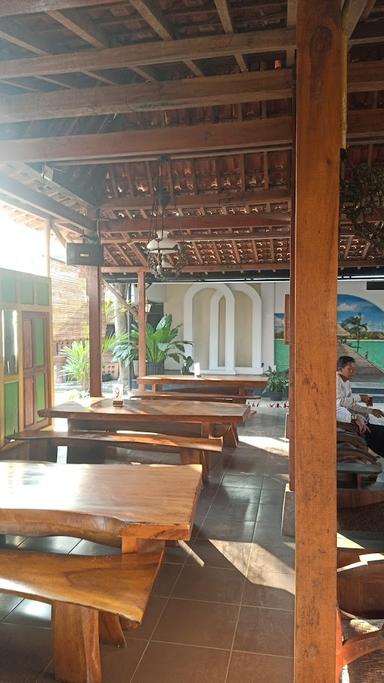 https://horego-prod-outlets-photos.s3.ap-southeast-3.amazonaws.com/horego.com/klaten-selatan/restaurant/kakung-sableng/review/thumbnail/af1qipp0puhxkk9be86od1szegw5xabpde1pedsgtash.jpg