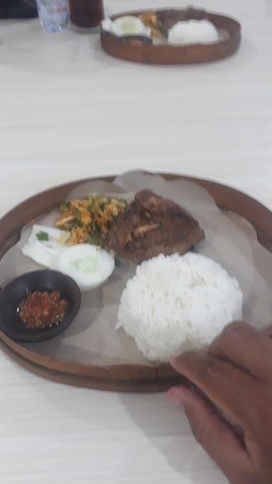 https://horego-prod-outlets-photos.s3.ap-southeast-3.amazonaws.com/horego.com/klaten-selatan/restaurant/kakung-sableng/review/thumbnail/af1qipppmpzsd-cxkx4znmsjueeu6iy6crlomdpb35ij.jpg