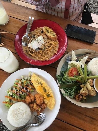 https://horego-prod-outlets-photos.s3.ap-southeast-3.amazonaws.com/horego.com/klaten-selatan/restaurant/lembayung-by-aroma-rasa/review/thumbnail/af1qipnexpd0nduzutqlaa2y4u1o_0ludruqves85bds.jpg