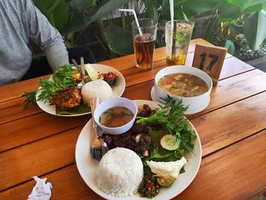 https://horego-prod-outlets-photos.s3.ap-southeast-3.amazonaws.com/horego.com/klaten-selatan/restaurant/lembayung-by-aroma-rasa/review/thumbnail/af1qipnmowdwt-ptgoefemo3rptp4cwqhw5ojci519r4.jpg