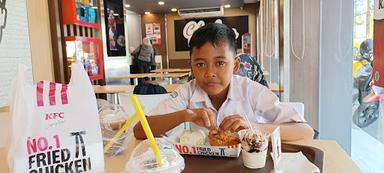 https://horego-prod-outlets-photos.s3.ap-southeast-3.amazonaws.com/horego.com/klaten-tengah/restaurant/kfc-royal-klaten/review/thumbnail/af1qipnvqht-5vdhvvbwbc5i6lb4cbopvkhznyg5xmw8.jpg