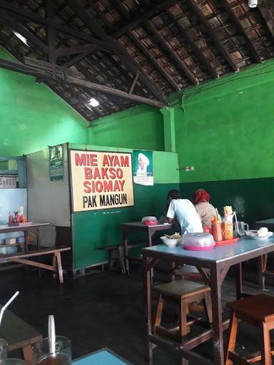 https://horego-prod-outlets-photos.s3.ap-southeast-3.amazonaws.com/horego.com/klaten-tengah/restaurant/mie-ayam-bakso-pak-mangun/review/thumbnail/af1qipomwybe9ngostkvciq4fvdvwpyws0bb-ewzoskf.jpg