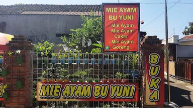 https://horego-prod-outlets-photos.s3.ap-southeast-3.amazonaws.com/horego.com/klaten-tengah/restaurant/mie-ayam-cakar-mie-ayam-goreng-bu-yuni/review/thumbnail/af1qippnxyajxzo74uewylojv2fgqdlfamki_b-satue.jpg