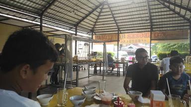 https://horego-prod-outlets-photos.s3.ap-southeast-3.amazonaws.com/horego.com/klaten-tengah/restaurant/soto-segeer-hj-fatimah/review/thumbnail/af1qipn0mm9b6emtfzvgiy_zabe_g5knmj6ot3pvcajf.jpg