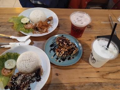 https://horego-prod-outlets-photos.s3.ap-southeast-3.amazonaws.com/horego.com/klaten-utara/cafe/go-drink-klaten/review/thumbnail/af1qipp2wnbyqqt7fhyzzmkcaax4tna3qos9ddp_piur.jpg